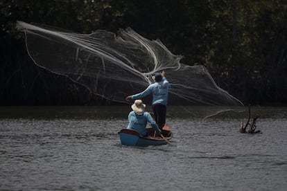 Pescandores de la comunidad de Las Lisas, en Santa Rosa, Guatemala.