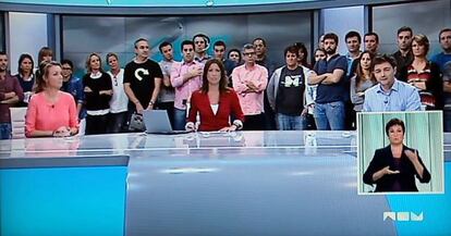 Los trabajadores de Canal 9, en una captura de pantalla tomada durante la emisi&oacute;n del &uacute;ltimo informativo de la cadena.