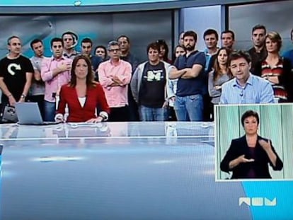 Los trabajadores de Canal 9, en una captura de pantalla tomada durante la emisi&oacute;n del &uacute;ltimo informativo de la cadena.