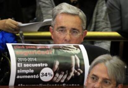 Uribe durante o discurso de Santos perante o Congresso.