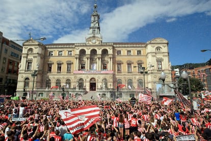 Aficionados frente al Ayuntamiento