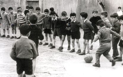 El colegio Fray Luis de León echó a andar en 1948. Aquel curso, el claustro estaba formado por siete religiosos y cinco profesores seglares. Había 200 alumnos. Los más pequeños se entretenían jugando a fútbol.