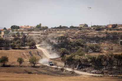 Los hermanos de Jordi Esteve, muerto en el incendio, acuden a rescatar el coche del hermano que se ha quedado en el campo,  cerca del núcleo de Coscó, este miércoles.