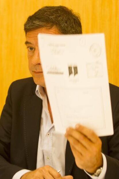 Gómez Besteiro, en una rueda de prensa, muestra papeles con los que anuncia que pretende defenderse ante De Lara.