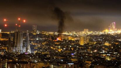 Columna de humo en el centro de Barcelona durante las protestas por la sentencia del juicio del 'procés'.