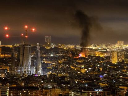 Columna de humo en el centro de Barcelona durante las protestas por la sentencia del juicio del 'procés'.