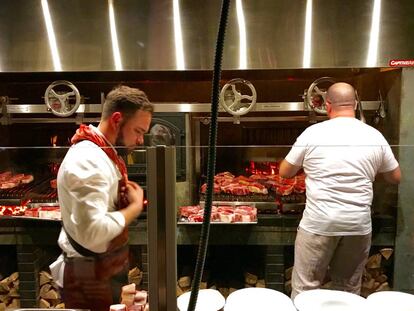 EN PLENO PROCESO DE ASADO / CAPEL