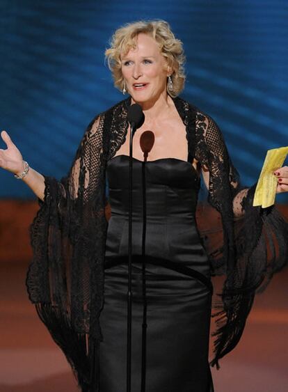 Glenn Close acepta el premio Emmy a la mejor actriz en una serie dramática por su trabajo en la serie <i>Damages</i>