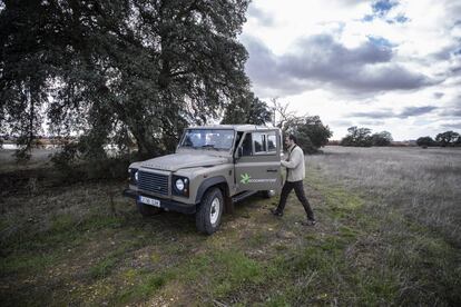 Darío Rodríguez-Madridejos propietario de la empresa de turismo Ecodestinos sube a su vehículo en la dehesa próxima al parque. Además de ofrecer rutas guiadas, empresas como la de Darío ayudan a divulgar la importancia de la preservación de este entorno. La falta de agua afecta directamente a las compañías turísticas que ven mermada la cantidad de clientes que demandan sus servicios.