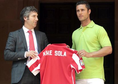 Kike Sola, derecha, junto con el presidente del Athletic de Bilbao, Josu Urrutia, en su presentación con el club. El delantero último fichaje del Athletic de Bilbao, marcó nueve goles la pasada temporada con Osasuna y ha firmado los próximos cinco años. Sola, de 1,85 metros, es un delantero de área que, en función del esquema del Valverde, podría acompañar a Aduriz o alternarse con él.