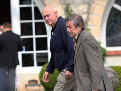 El antiguo dirigente de ETA, Eugenio Etxebeste, alias 'Antxon', llega al palacete de Cambo con Rafa Diez, exdirigente de LAB. 