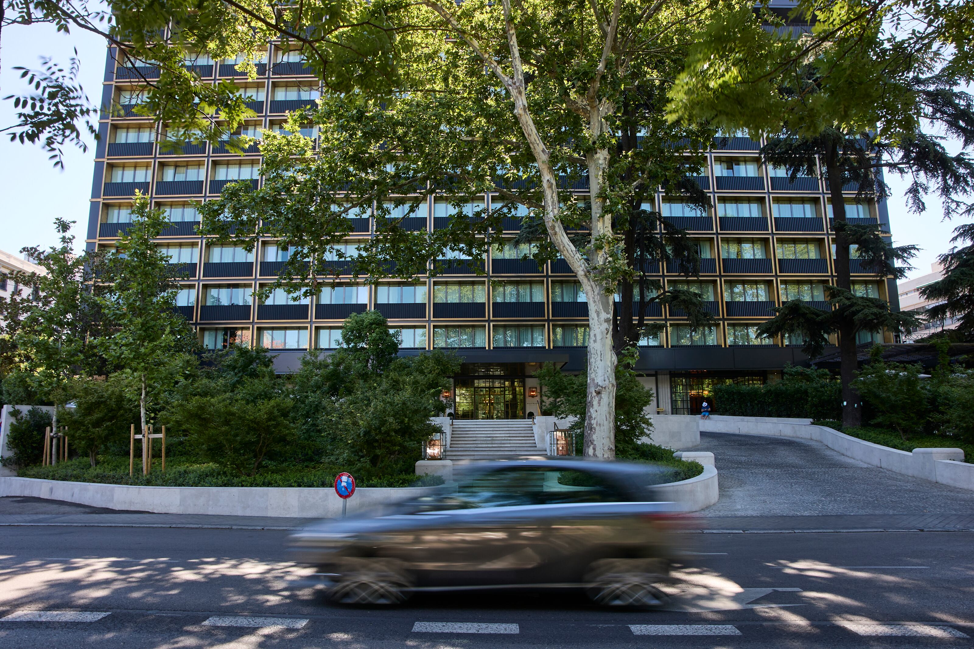 Vista exterior y entrada del hotel de lujo Villa Magna de Madrid en una imagen de junio de 2022.