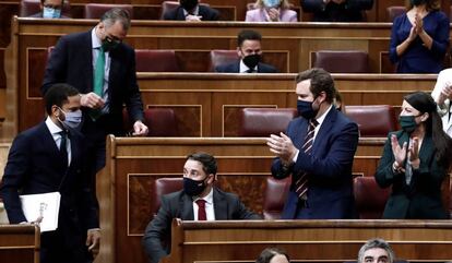 Ignacio Garriga, el diputado de Vox por Barcelona, es aplaudido por sus compañeros antes de subir a la tribuna de oradores.