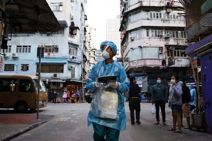 Un sanitario inspecciona la zona residencial de Jordania, en Hong Kong.