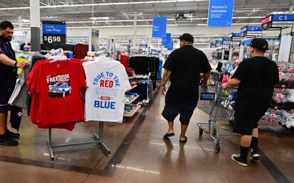 A man shops for t-shirts in Rosemead, California on June 28, 2022. - Americans' feelings about the economy slumped further in June after falling sharply the month before amid concerns over skyrocketing inflation, according to a survey released on June 28. Amid the fastest increase in US consumer prices in more than four decades, made worse by the war in Ukraine, the consumer confidence index fell to 98.7 from 103.2, its lowest level since February 2021, according to The Conference Board's monthly survey. (Photo by Frederic J. BROWN / AFP)