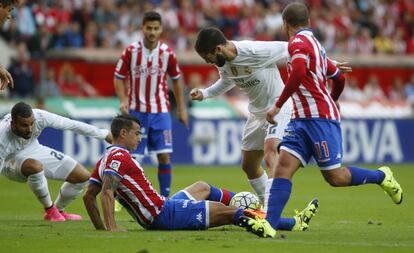 Isco rodeado de rivales