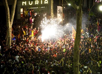 La fuente de Canaletas en las Ramblas, donde celebra la hinchada del Barcelona sus títulos, fue tomada para celebrar el título liguero.