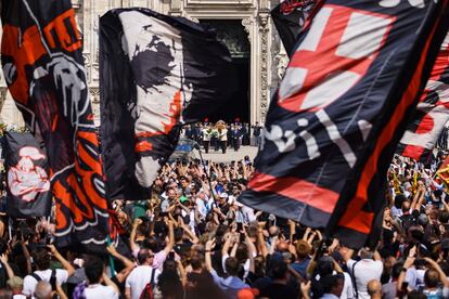 Hinchas del AC Milan, en la plaza del Duomo, que cantaban “Un presidente, solo hay un presidente”, durante el funeral de Silvio Berlusconi, celebrado este miércoles en Milán. 