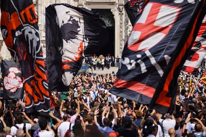 Hinchas del AC Milan, en la plaza del Duomo, que cantaban “Un presidente, solo hay un presidente”, durante el funeral de Silvio Berlusconi, celebrado este miércoles en Milán. 