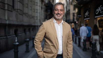 04/08/22 Jaume Collboni, primer teniente de alcalde del Ayuntamiento de Barcelona, posa en la calle Avinyó​. ALBERT GARCIA