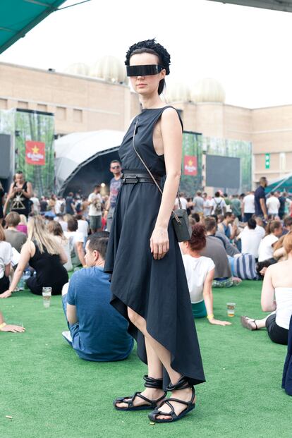 Natalia Mesniakovich vive en Barcelona y es diseñadora de moda y personal shopper. Es su segunda vez en el festival y quiere ver a Massive Attack. Su vestido y su corona los ha diseñado ella misma, sus gafas son de Maison Martin Margiela y las sandalias son de Camper.