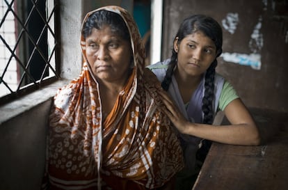 Sahanaj posa junto a su madre, Peroza Begum, de 50 años. De sus cuatro hijas, dos se casaron antes de alcanzar la edad legal de 18 años. Sahanaj consiguió eludir las dos proposiciones de matrimonio que ha tenido de dos vecinos. No escapó, sin embargo, de las zarpas del trabajo infantil. Hasta 2015, cando abandonó su empleo para dedicarse por completo a su formación, trabajaba como sirvienta en una casa.