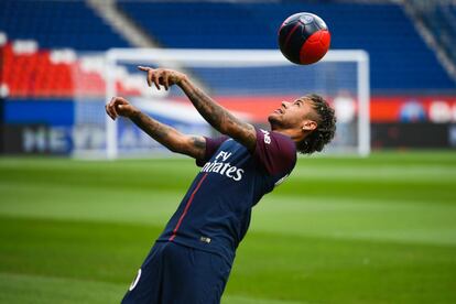 Neymar durante su presentación oficial en el estadio Parc des Princes, en París.