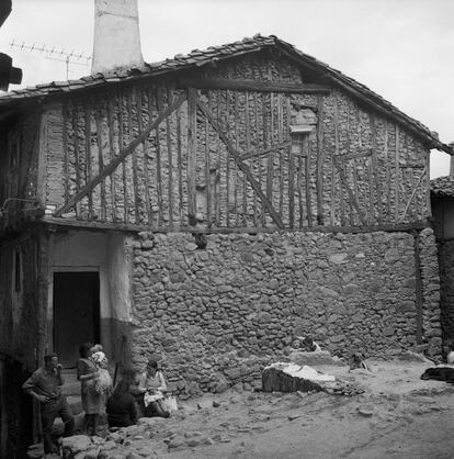 Casa de adobe en Miranda del Castañar (Salamanca), en 1974. Flores ha sido profesor en la Escuela Técnica Superior de Arquitectura de Madrid y asesor del Museo de Arte Contemporáneo Español.