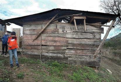 La situación ya era complicada antes. No había un comedor ni una cocina decente y se las arreglaban con un habitáculo de ladrillos donde preparaban lo básico hasta poder acabar de construir uno mejor acondicionado. Otra sala adjunta a la escuela les servía de almacén. Dentro ya no queda nada útil. Los baños siguen sin parecerlo; dos fosas en la tierra cubiertas con un binomio hacen el apaño. Carbonell reconoce que más de un niño enfermó a causa de estos sanitarios: “No están en condiciones”.