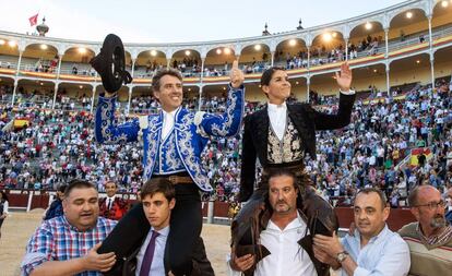 Hermoso de Mendoza y Lea Vicens, a hombros ayer en Las Ventas.