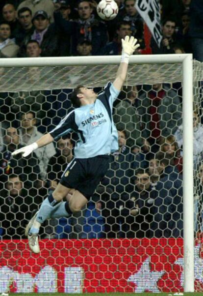 Casillas, en un despeje del balón por encima del larguero.