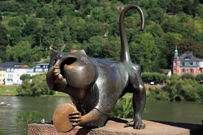 Estatua del mono en el puente medieval de Heidelberg, en Alemania, obra de Gernot Rumpf (1979).
