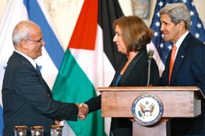 El jefe de los negociadores palestinos, Saeb Erekat, estrecha la mano de la ministra de Justicia de Israel, Tzipi Livni, el pasado 30 de julio, ante la mirada del secretario de Estado de EE UU, John Kerry.