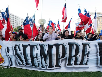 Integrantes del denominado 'Team Patriota' celebran los resultados del plebiscito constitucional, en Santiago (Chile).
