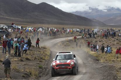 El piloto argentino Federico Villagra y su copiloto Jorge Pérez Companc compitiendo durante la séptima etapa del Dakar, que va de Salta (Argentina) a Uyuni (Bolivia).