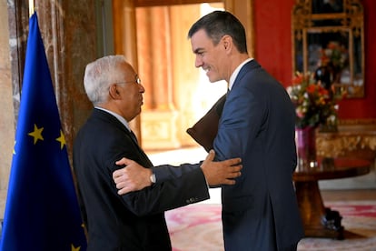 A la izquierda, el presidente del Consejo Europeo, António Costa, saluda al presidente del Gobierno español, Pedro Sánchez.