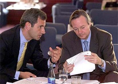 Juan Costa y Josep Piqué, durante la campaña para las elecciones generales del 12 mayo de 2000.
