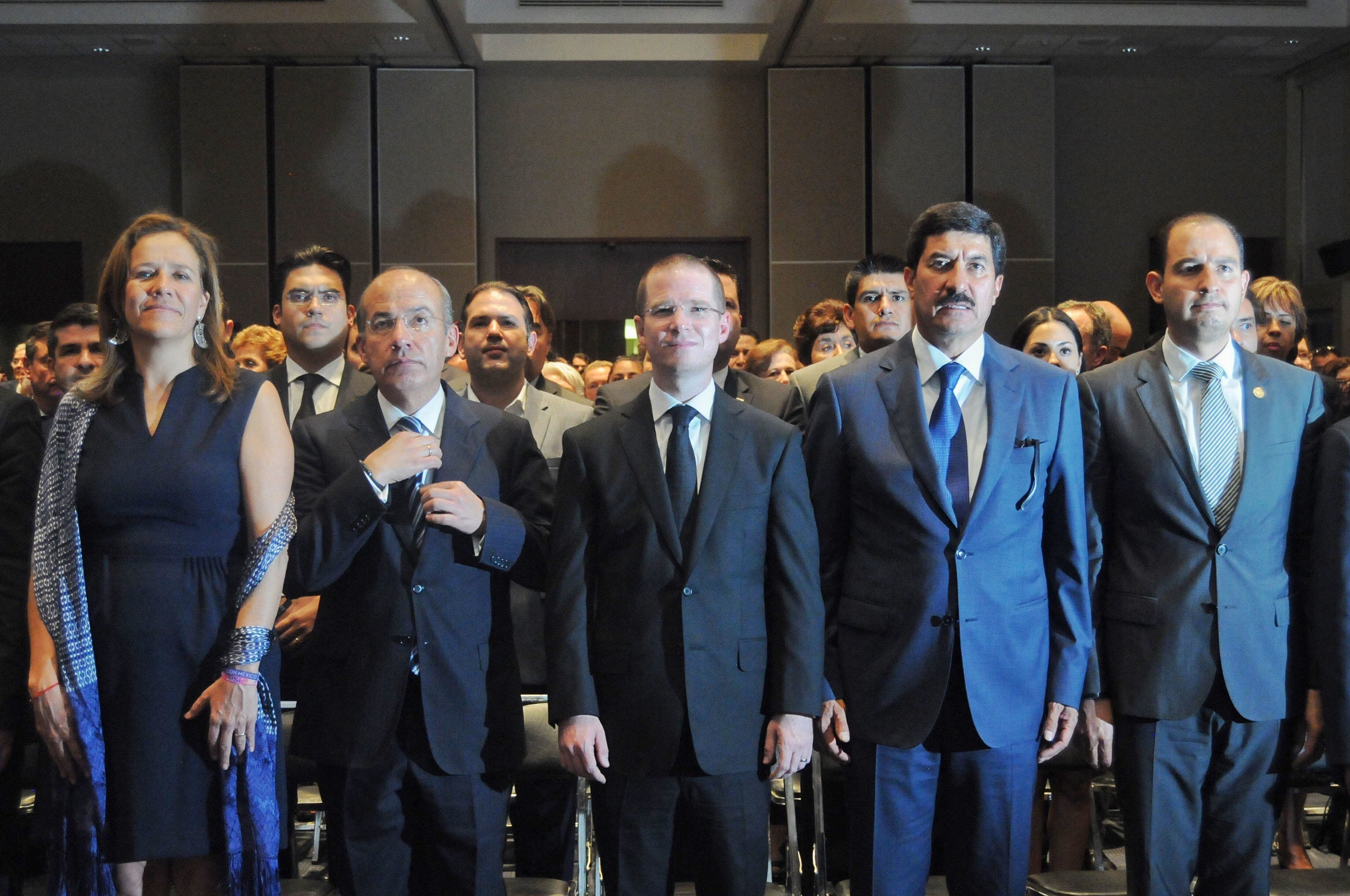 Los panistas Margarita Zavala, Felipe Calderón, Ricardo Anaya, Javier Corral y Marko Cortés, durante un evento en Ciudad de México, el 24 de mayo de 2016.  