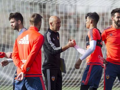 Pako Ayestarán, durante un entrenamiento con el Valencia.