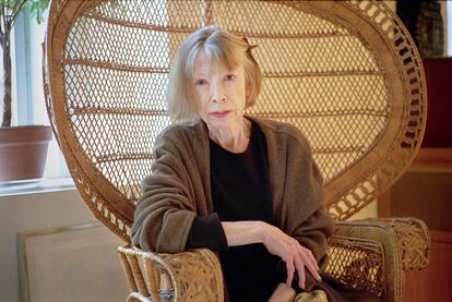 Joan Didion sentada en su famosa silla de ratán en el apartamento de Upper East Side.