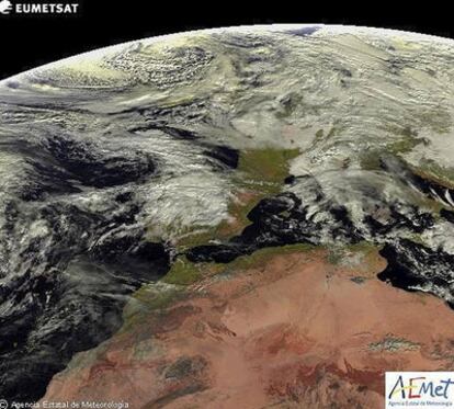Imagen tomada por el satélite Meteosat para la Agencia Estatal de Meteorología (Aemet), con la previsión de lluvias y viento para Galicia y Asturias, hoy miércoles 5 de enero.