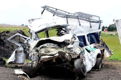 Vehículo en el que viajaban algunos de los 11 niños fallecidos en Argentina en accidentes viales esta semana.