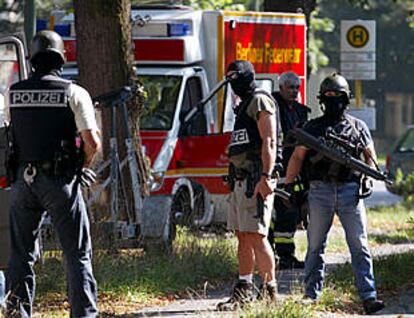 Fuerzas de seguridad alemanas vigilan la entrada de la Embajada de Irak en Berlín.