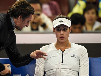 Garbiñe Muguruza recibe consejos de Sam Sumyk durante un partido.