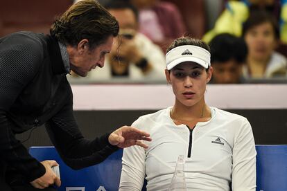 Garbiñe Muguruza recibe consejos de Sam Sumyk durante un partido.