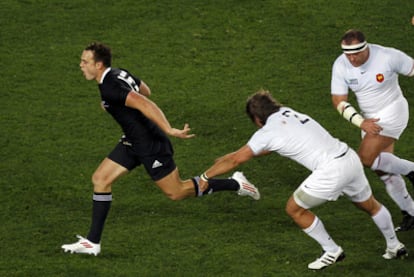 El neozelandés Israel Dagg se escapa de dos franceses en el partido de la fase de grupos del Mundial.