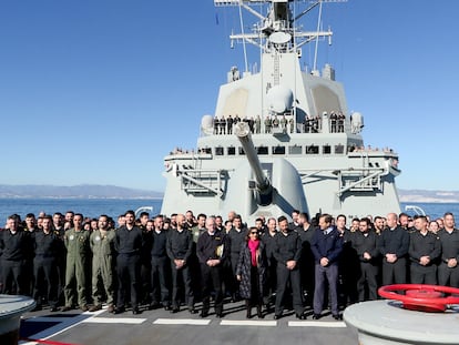 La ministra de Defensa, Margarita Robles, en el centro de la imagen, con la tripulación de la fragata 'Méndez Núñez', frente a las costas de Málaga, a su regreso de patrullar el Mediterráneo oriental con la OTAN.