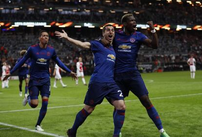 Los jugadores del Manchester United Henrikh Mkhitaryan y Paul Pogba celebran el segundo gol de los ingleses ante el Ajax.