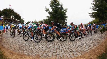 Los sub 23 sufren los adoquines de la subida a la colina Libby, el punto m&aacute;s espectacular del circuito.