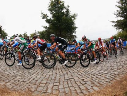 Los sub 23 sufren los adoquines de la subida a la colina Libby, el punto m&aacute;s espectacular del circuito.